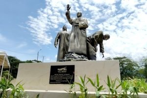Monumento en el PaFoto: Puntos Suspensivos Noticias.