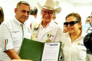 A la izquierda, alcalde de Granada, Juan Carlos Mendoza; en el centro, ministro de Salud y Protección Social, Guillermo Alfonso Jaramillo; a la derecha, gobernadora del Meta, Rafaela Cortés / Foto: Gobernación del Meta.
