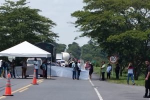 Bloqueo en la vía Guamal - San Martín / Foto: Cortesía.