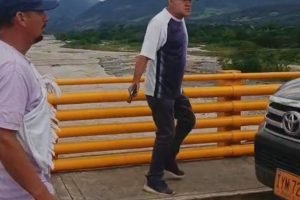 Hombre armado en el Puente La Amistad / Foto: Cortesía
