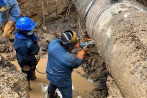 Labores de reparación en el sector de Puente Abadía / Foto: EAAV