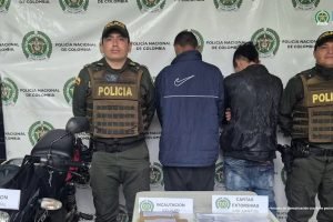 Capturados dos presuntos integrantes del grupo delincuencial "Los Juanitos" / Foto: Fiscalía.