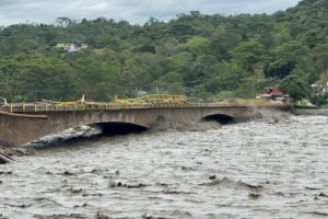 Crecientes súbita en el Puentes Brisas del Guayuriba, Meta / Foto: GobMeta