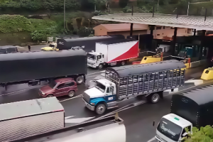 Bloqueo en peaje Pipiral, vía al Llano / Foto: Cortesía.