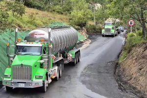 Paso de vehículos de carga en la variante de la vía antigua al Llano / Foto: Coviandina.