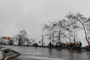 Ciclistas en la vía Bogotá - Villavicencio / Foto: Coviandina.