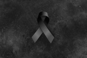 cinta-de-luto-negra-con-fondo-oscuro.jpg