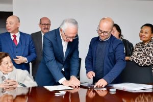 El Ministro de Salud y Protección Social, Guillermo Jaramillo, firmó la escritura del lote destinado a la construcción del Hospital de la Paz / Foto: MinSalud