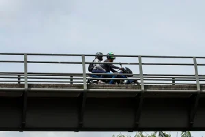Motociclista en puente peatonal / Foto: cortesía